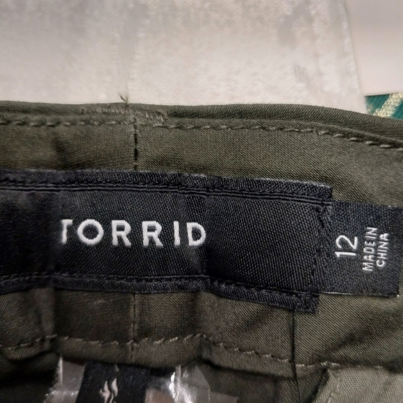 Torrid NWT Women's Belted Sateen 5" Cuffed Shorts Sz 12 Green Stretchy Mid-Rise - Picture 2 of 10